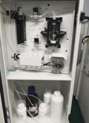 用蠕動(dòng)泵在水質(zhì)在線監(jiān)測系統(tǒng)中傳輸待檢測的污水水樣